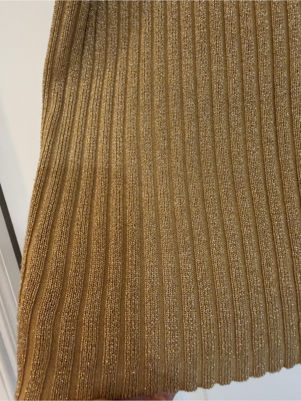 Sleeveless Ribbed Turtleneck Sweater Vest in gold lurex - Picture 5 of 7